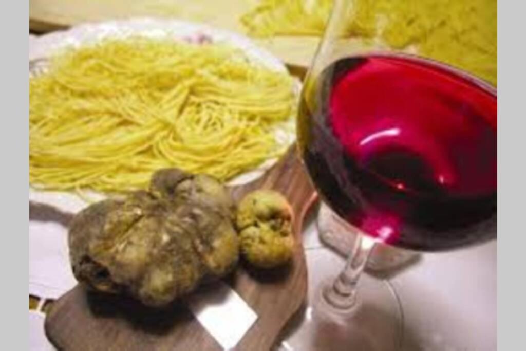 Ex Ostu Impero: Vino, Tartufo Ed Ospitalita Apartman La Morra Kültér fotó